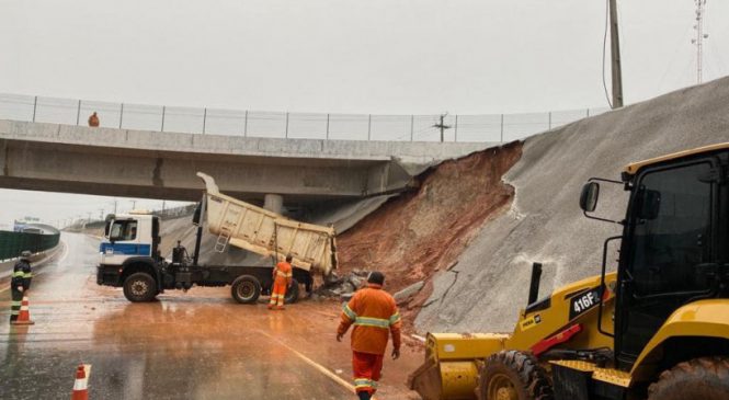 Trecho de obra inaugurada por Bolsonaro desaba após a primeira chuva
