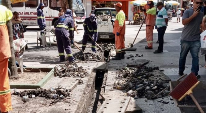 Prefeitura de Maceió retira 4 toneladas de lixo de canaletas na Rua do Comércio