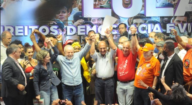 Lula lança pré-candidatura em sua maior aliança desde 1994