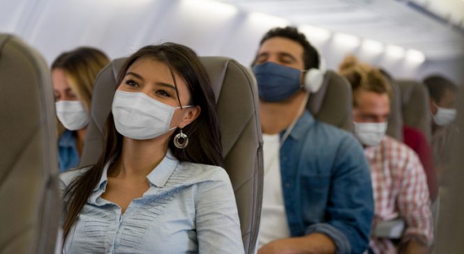 Anvisa autoriza serviço de bordo e mantém uso de máscaras em voos