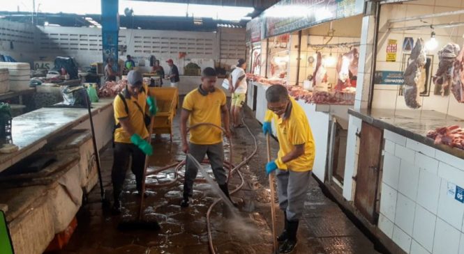 Equipes recolhem 3 toneladas de lama e lixo da área interna do Mercado da Produção