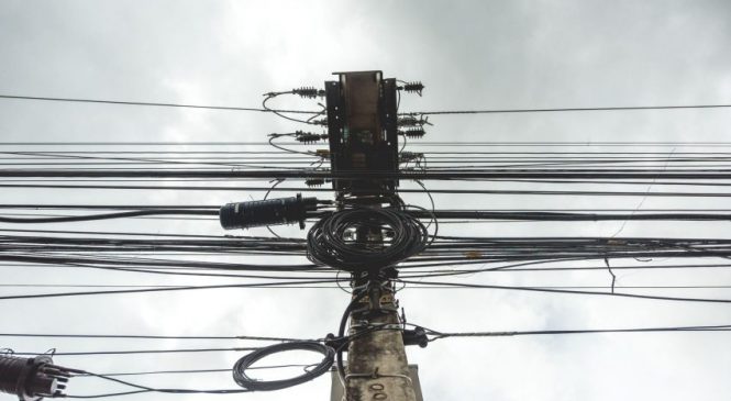 Procon Maceió notifica empresas de energia, telefonia e internet para ordenar cabos e fios em postes