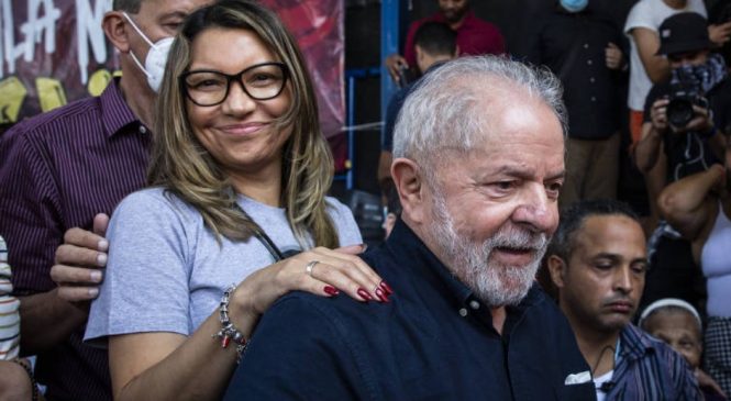 Lula e esposa assinam carta pela democracia, já popular entre atletas e artistas