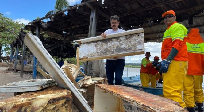 Prefeitura de Maceió realiza limpeza em mangue, no bairro do Pontal