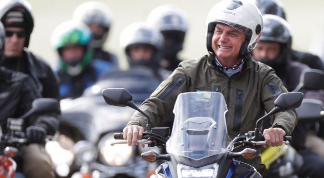 Bolsonaro visita Maceió para entrega de residências e fazer campanha em motociata