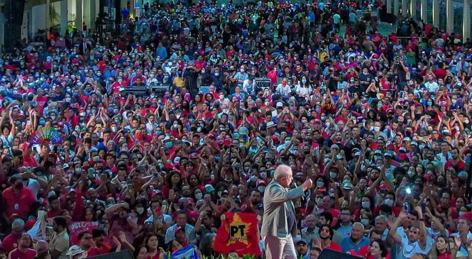 Multidão lota centro de convenções em apoio ao pré candidato Lula da Silva