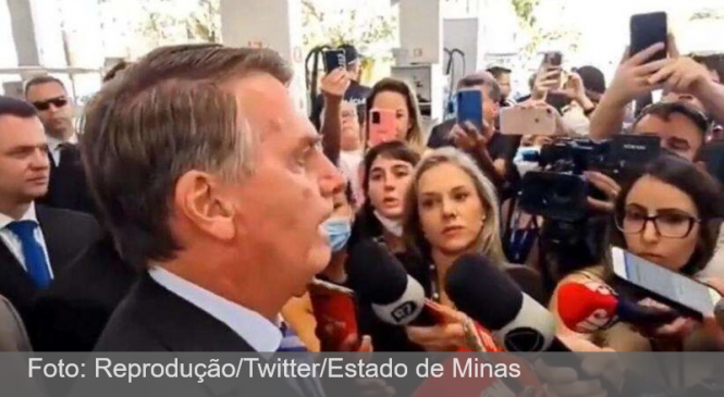 Bolsonaro se irrita com repórter que perguntou sobre entregar faixa presidencial