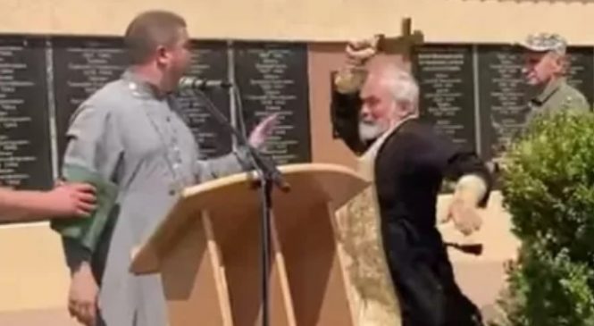 Padre russo agride capelão ucraniano com cruz em funeral de soldado na Ucrânia