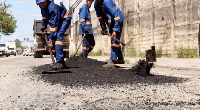 Infraestrutura aplica 135 toneladas de asfalto em oito bairros de Maceió