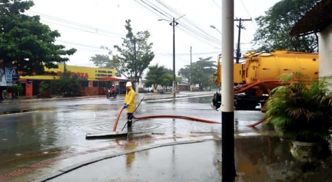 Equipes de limpeza e drenagem estão em pontos de alagamentos em Maceió