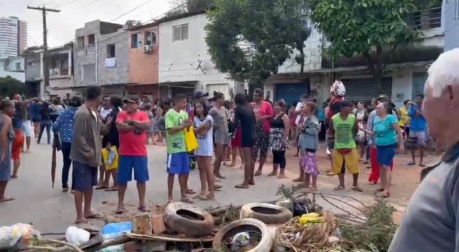 Moradores do Vergel e Bom Parto protestam no Centro para cobrar auxílio chuva