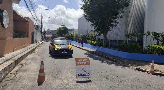 Rua Saldanha da Gama é interditada para manutenção em rede de drenagem