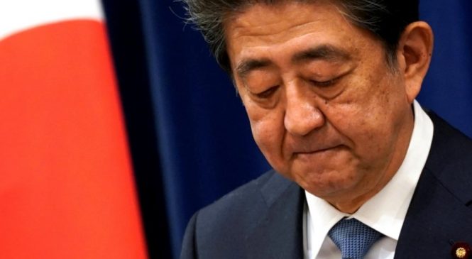 Ex-premiê do Japão é baleado e morto durante discurso eleitoral