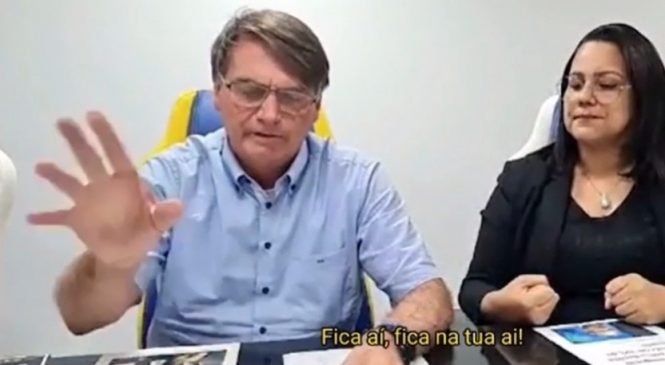 Em live, Bolsonaro ignora agressão contra Youtuber, mas discute com assessor por imposto de whey