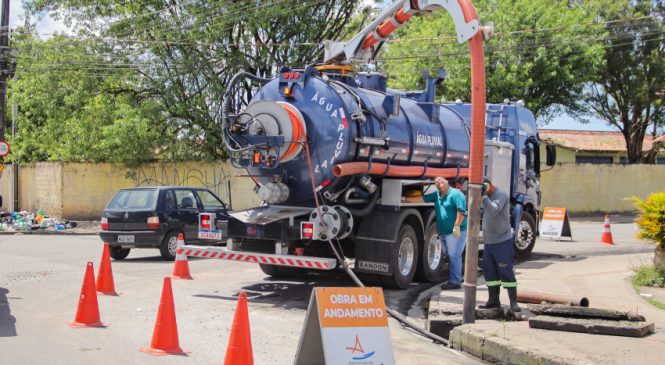 Sistema de drenagem no Benedito Bentes passa por limpeza após oito anos sem manutenção
