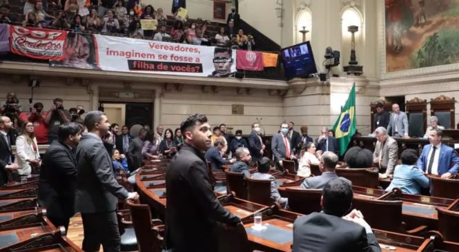Câmara do Rio cassa mandato do vereador Gabriel Monteiro, que continua candidato
