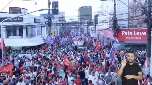 Multidão segue Lula e Paulo Dantas em caminhada no centro de Maceió