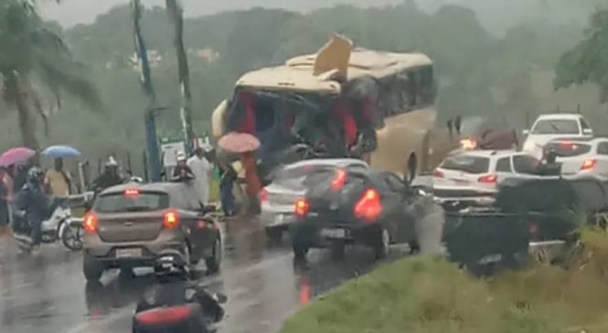 Acidente entre ônibus e carreta deixa feridos na Ladeira do Catolé