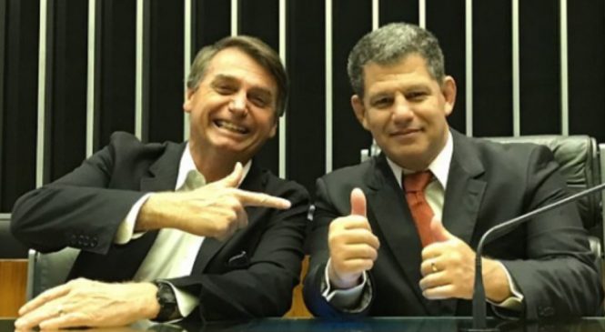 Janones diz estar com celular de Bebianno e promete “bomba” contra Bolsonaro