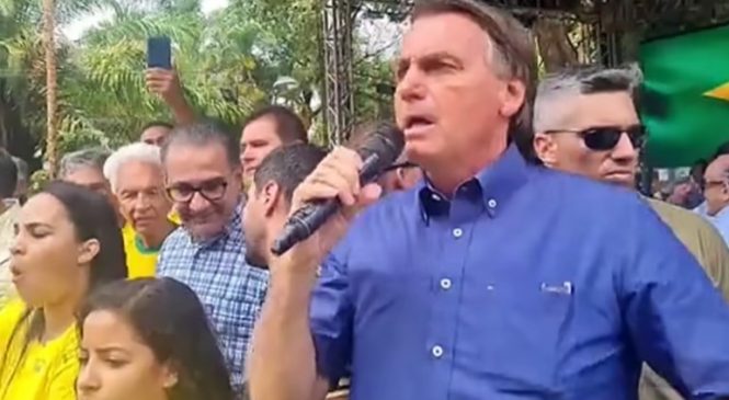 Bolsonaro promete voltar ao Brasil nas próximas semanas e ataca TSE outra vez