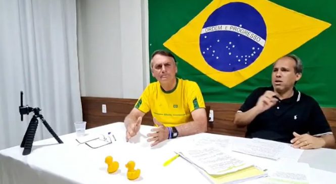 Bolsonaro implora em live para que eleitores busquem votos até fechamento das urnas