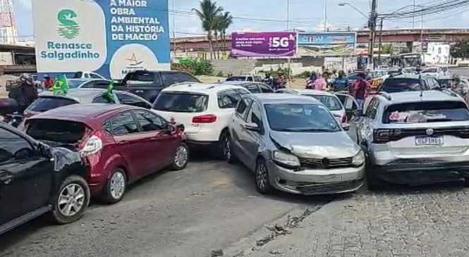 Carreta perde freio e provoca engavetamento com mais de 10 carros na Ladeira Geraldo Melo