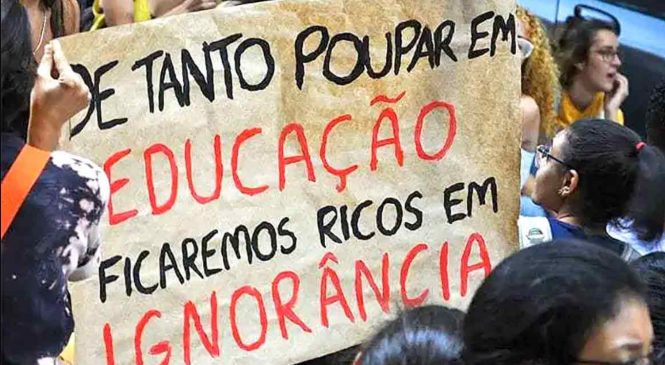 Universidades colapsam pós-corte e Bolsonaro minimiza: é “contingenciamento”