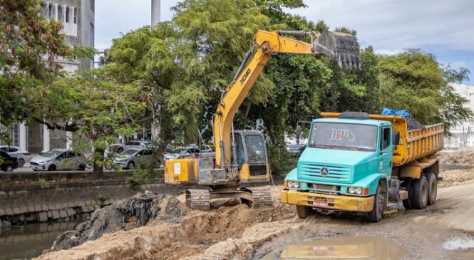 Prefeitura de Maceió inicia processo de desassoreamento do Riacho Salgadinho