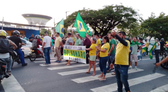 Bolsonaristas protestam em frente ao Quartel e interrompem trânsito na Fernandes Lima