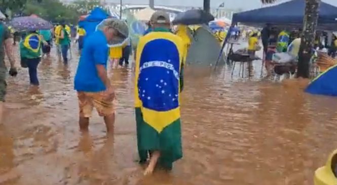 Bolsonaristas que rezavam na porta do Exército em Brasília são afetados por chuva e alagamento