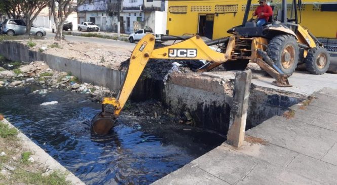 Prefeitura de Maceió realiza limpeza de canais em córregos da capital