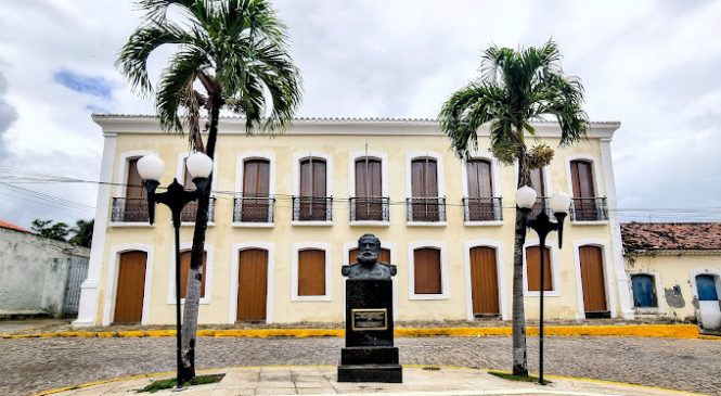 15 de novembro: Governo transfere sede para Marechal e entrega comenda a general Mourão