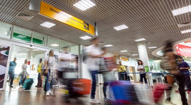 Pilotos e comissários mantêm greve marcada para esta segunda-feira