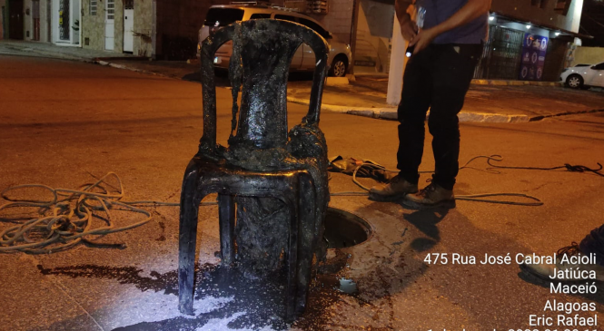Vídeo: BRK retira cadeira de plástico de tubulação de esgoto no bairro Jatiúca