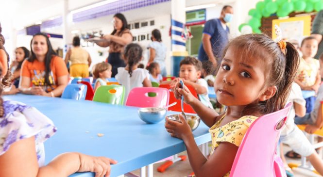 Educação de Maceió inaugura refeitório com mobiliário novo na creche Monsenhor Luiz Barbosa