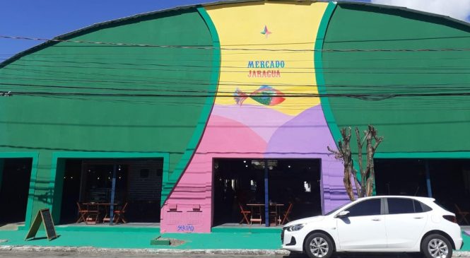 Mercado do Jaraguá ganha nova fachada com pintura de artista local