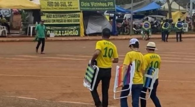 Após live, bolsonaristas choram e abandonam Quartel de Brasília