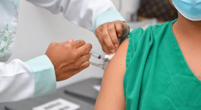 Sesau; Complete o esquema vacinal contra Covid-19 para evitar aumento de casos após Réveillon