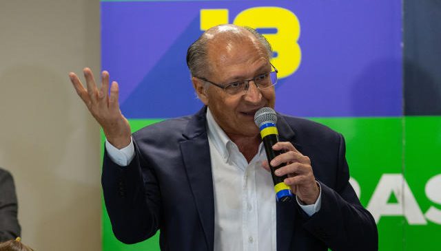 Protestos de bolsonaristas é coisa de menino mimado, diz Alckmin
