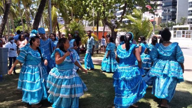 Ao som dos batuques na orla, umbandistas comemoram dia de Yemanjá