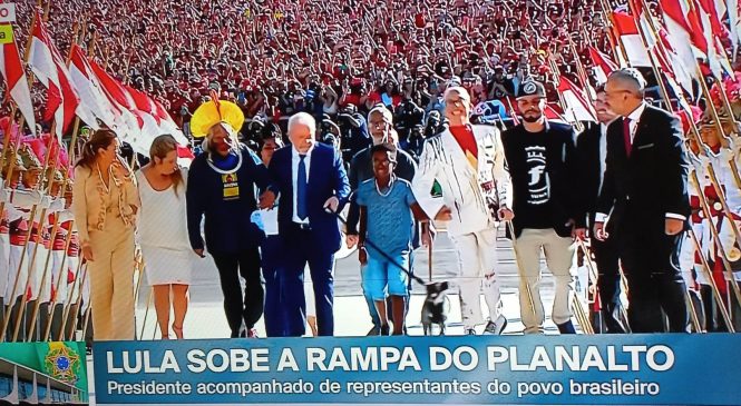 E Lula subiu a rampa com cenas de pura emoção para o Brasil