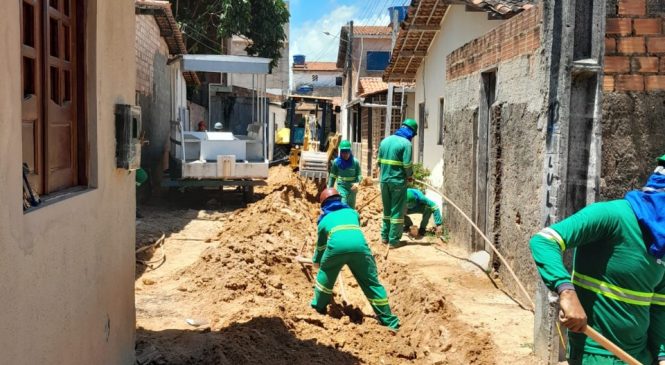 Obras de ampliação de rede são realizadas para oferecer acesso a água tratada no interior