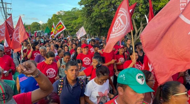 Na defesa da democracia entidades e movimentos sociais fazem ato pacífico em Maceió