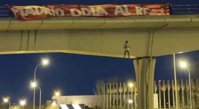 Torcida do Atlético de Madrid simula enforcamento de Vinícius Jr antes de clássico com o Real