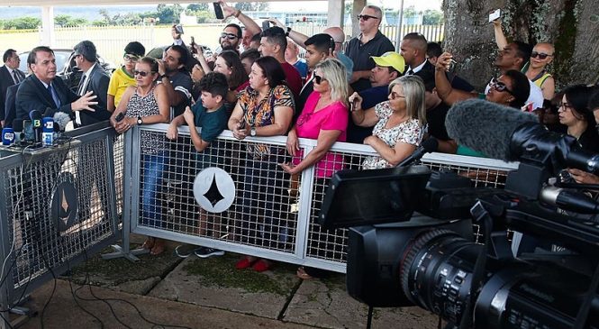 Até de férias Bolsonaro pagava cercadinho com cartão corporativo