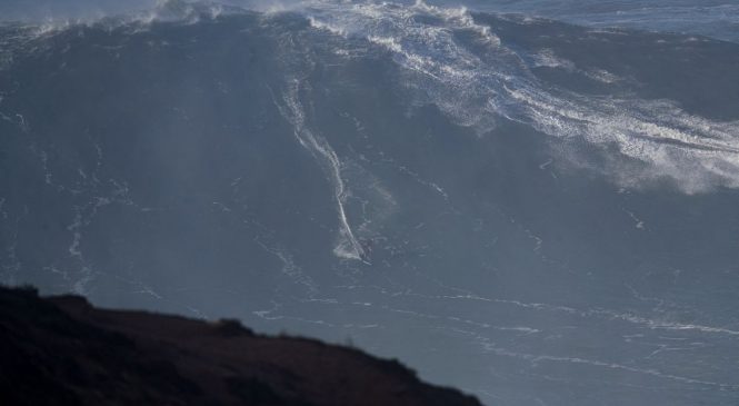 Surfista de ondas gigantes, Márcio Freire morre após queda em Nazaré