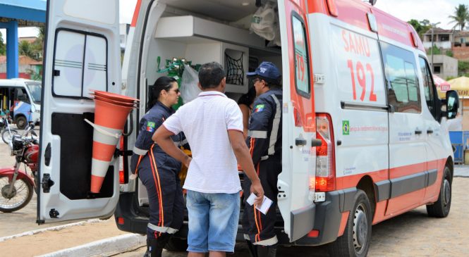 Socorristas do Samu fazem parto dentro de ambulância na Avenida Rota do Mar