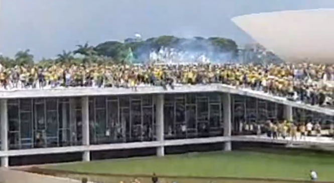 Manifestantes invadem congresso e quebram vidraças do Planalto