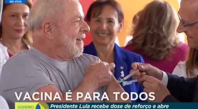 Ao lado de Zé Gotinha, Lula é vacinado por Alckmin com vacina bivalente