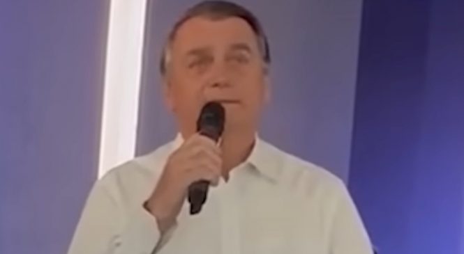 Discursando em igreja nos EUA, Bolsonaro reclama do salário e diz sentir falta de Michelle